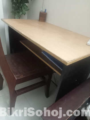 Reading table otobi brand length 2.5 feet width 1.5 fit